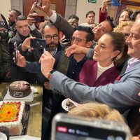 Con pasteles y “Las mañanitas”, Claudia Sheinbaum celebró su cumpleaños 63 en Palacio Nacional