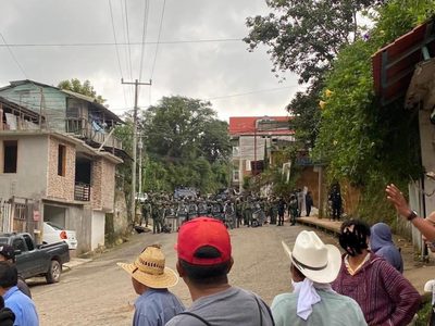 Chiapas: fuerzas federales se abren paso con gas lacrimógeno en zona de disputa de cárteles (Video)