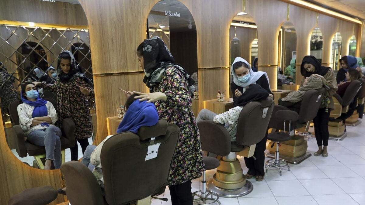 En esta imagen de archivo, varias empleadas maquillan a clientas en el salón de belleza Ms. Sadat, en Kabul, Afganistán, el 25 de abril de 2021