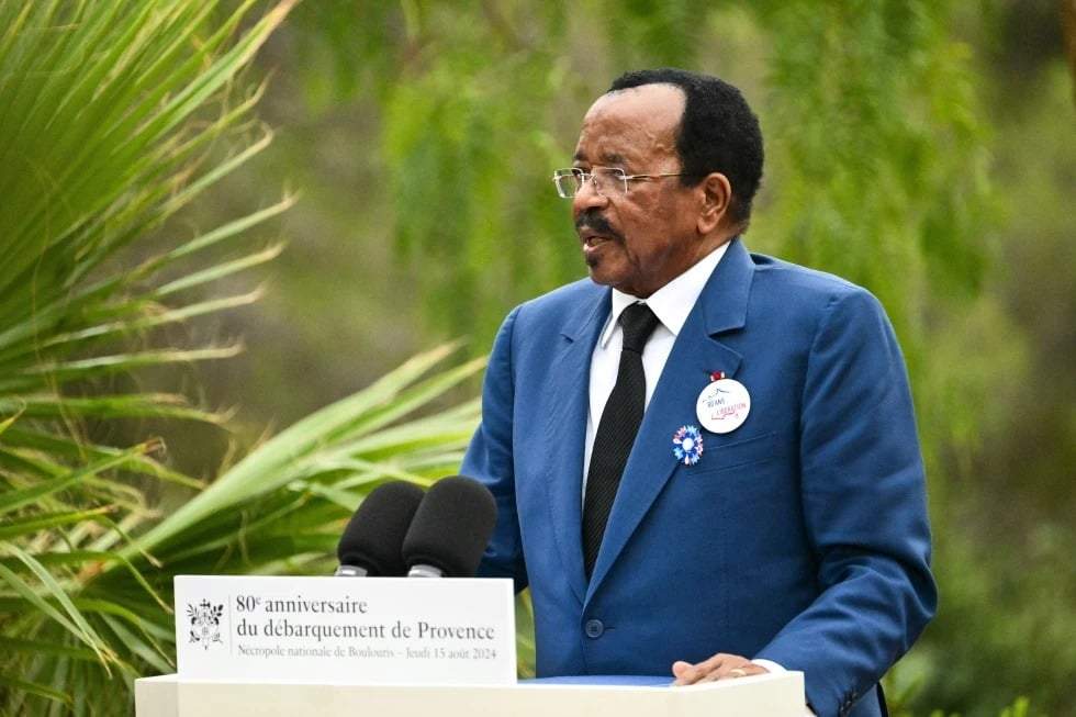 El presidente de Camerún, Paul Biya, pronuncia un discurso durante una ceremonia en el Cementerio Nacional de Boulouris, en Boulouris-sur-Mer, sureste de Francia, el 15 de agosto de 2024.