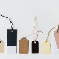 No las tires: así podés reciclar las etiquetas de la ropa nueva de forma fácil para decorar cualquier objeto