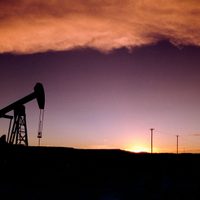 Suben los precios del petróleo en los mercados mundiales