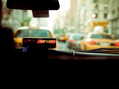 Se robó el reloj de un taxi en Centenario, pero no le dio el tiempo para escapar