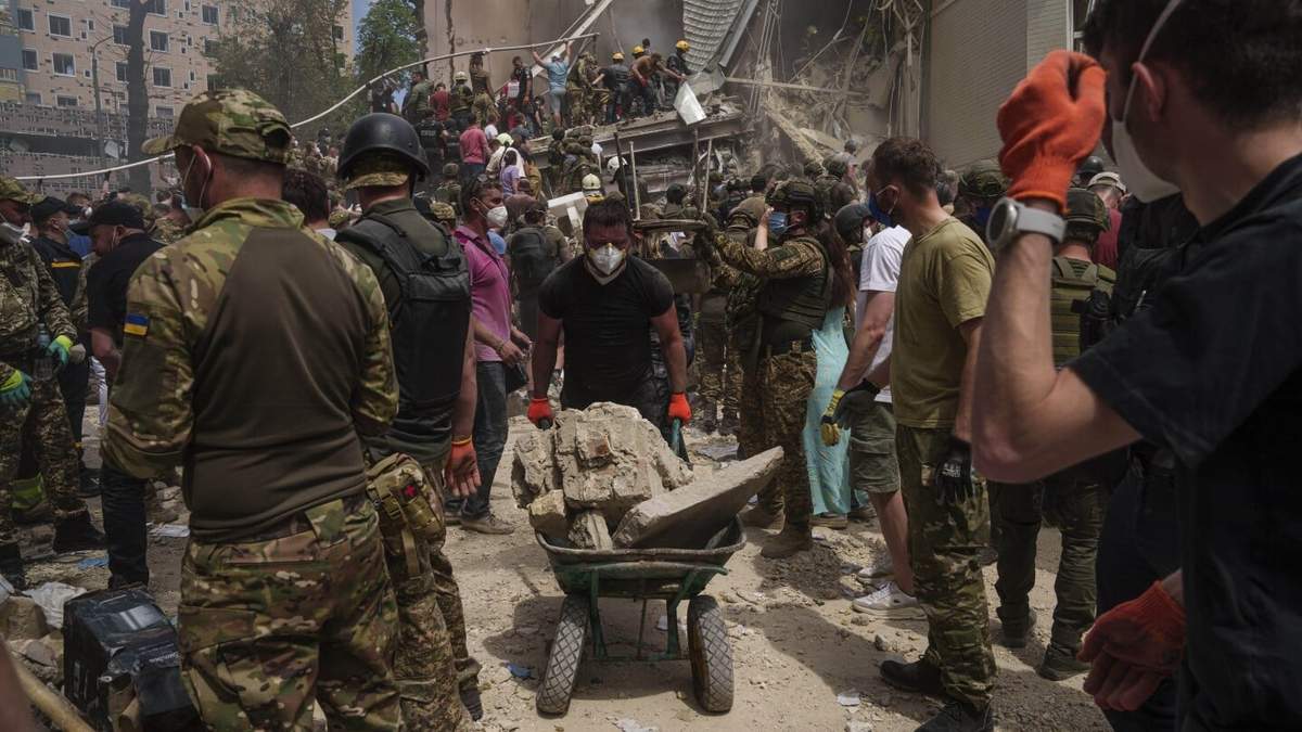 Rescatistas en el hospital infantil de Okhmatdyt trabajan después de que fuera alcanzado por misiles rusos en Kiev, Ucrania, el lunes 8 de julio de 2024. Misiles rusos mataron al menos a siete personas y golpearon un hospital infantil el lunes en la capital Ucraniana, Kiev, mientras que al menos 10 personas murieron en otro ataque en la localidad central ucraniana de Krivói Rog