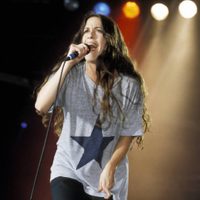 Alanis Morissette regresa con una sorpresa muy especial para sus fans