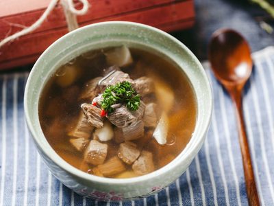 Sopa de carne: la receta de la abuela que no puede faltar en tu mesa en los días de frío