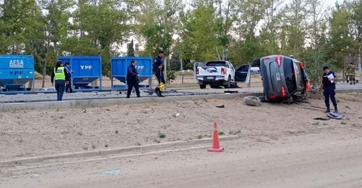 Una de las últimas tragedias viales ocurrió en Plaza Huincul y provocó la muerte de dos policías y una joven con heridas gravísimas. Fuente (X)