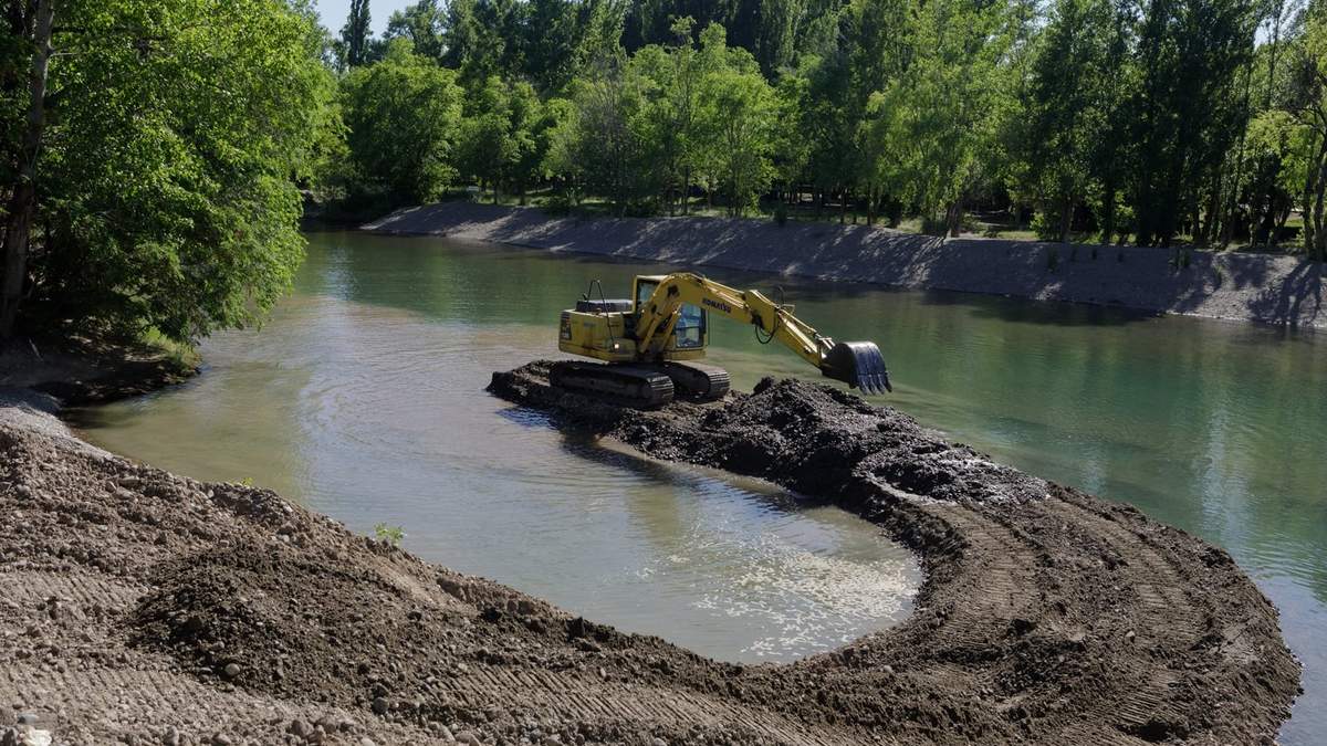 Obras de dragado para poder captar agua del brazo del río Limay. Fuente: (Emiliano Ortiz)