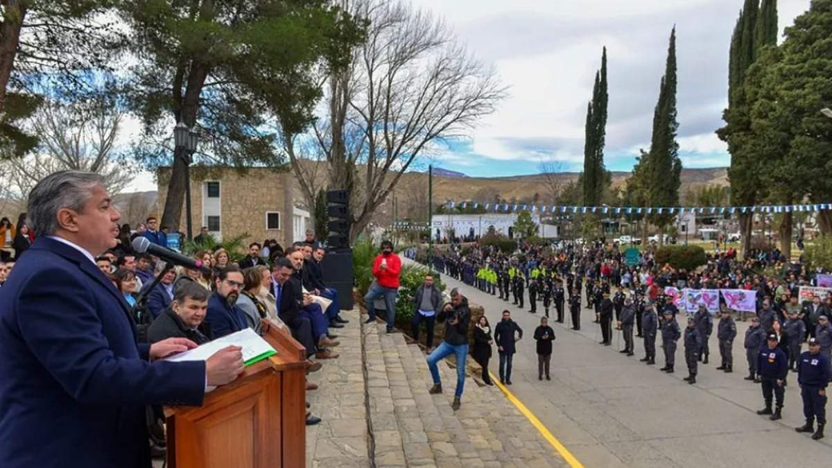 El gobernador Figueroa durante el acto por el aniversario de Chos Malal. Fuente: (Neuquén Informa)