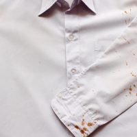 Con 2 ingredientes y en tiempo récord: así podés eliminar las manchas de óxido de tus prendas favoritas