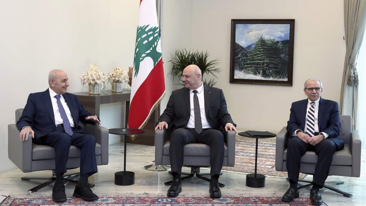 El presidente libanés Joseph Aoun (centro) con el designado a primer ministro Nawaf Salam (der.) y el líder parlamentario Nabih Berri (izq.)