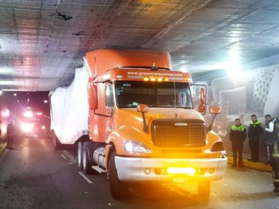 Caos vial por tráiler atorado en el Viaducto Miguel Alemán de la CDMX