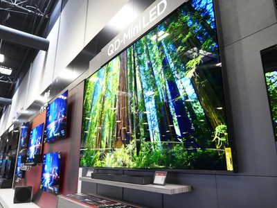 Tiendas aumentan existencias de televisores gigantes previo a periodo navideño