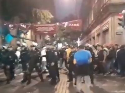 Policías y asistentes al concierto de Grupo Firme se enfrentan a golpes en el Zócalo (Video)