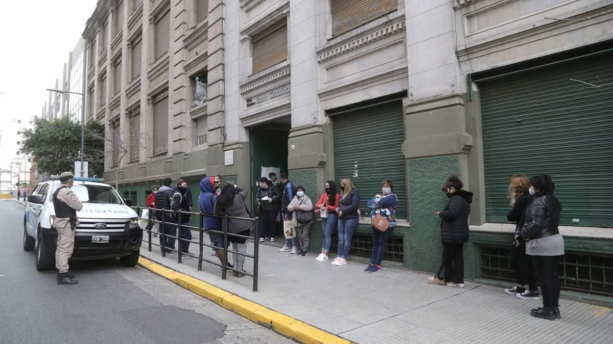 Fila en uno de los centros electorales de las PASO 2021. Fuente: (Twitter)