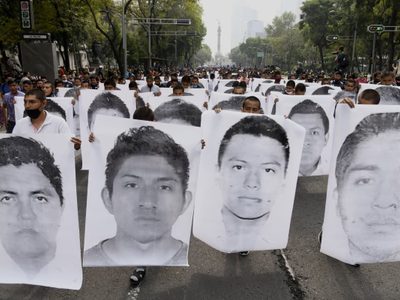 A 10 años de Ayotzinapa, académicos y activistas exigieron a Sheinbaum justicia