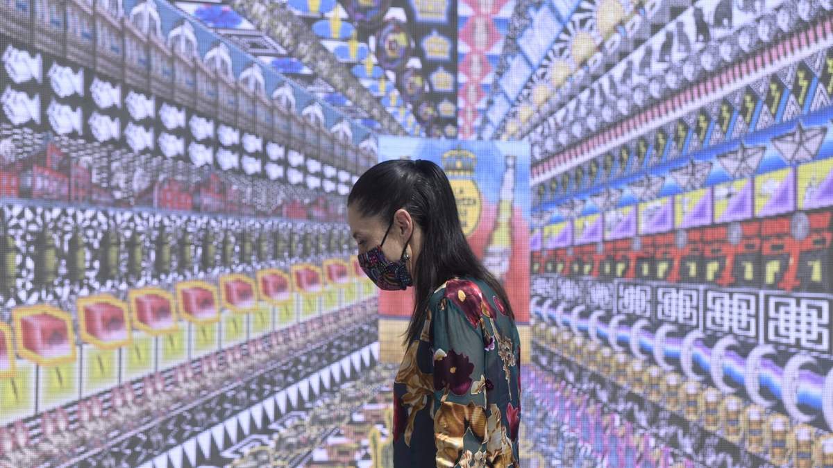 Claudia Sheinbaum durante la inauguración de “El Mural Más Fino”, en las instalaciones de Grupo Modelo.