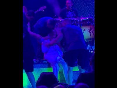 Carlos Santana se desploma durante un concierto en Michigan (Videos)