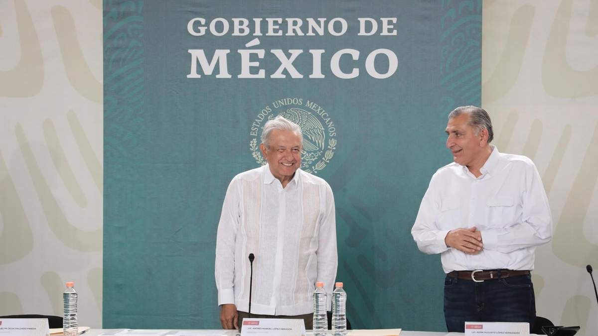 El presidente junto al titular de la Segob durante su gira en Guerrero