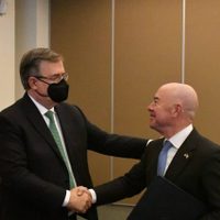Gobierno mexicano presumió la detención de "El Huevo" ante Alejandro Mayorkas