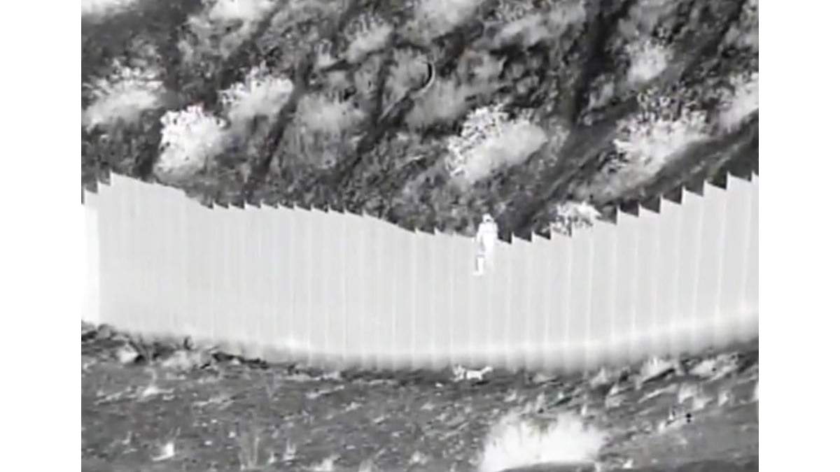 Niñas lanzadas por coyotes en el muro fronterizo