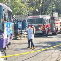 Choca camión repartidor de gas con autobús de pasajeros en Xochimilco; un muerto