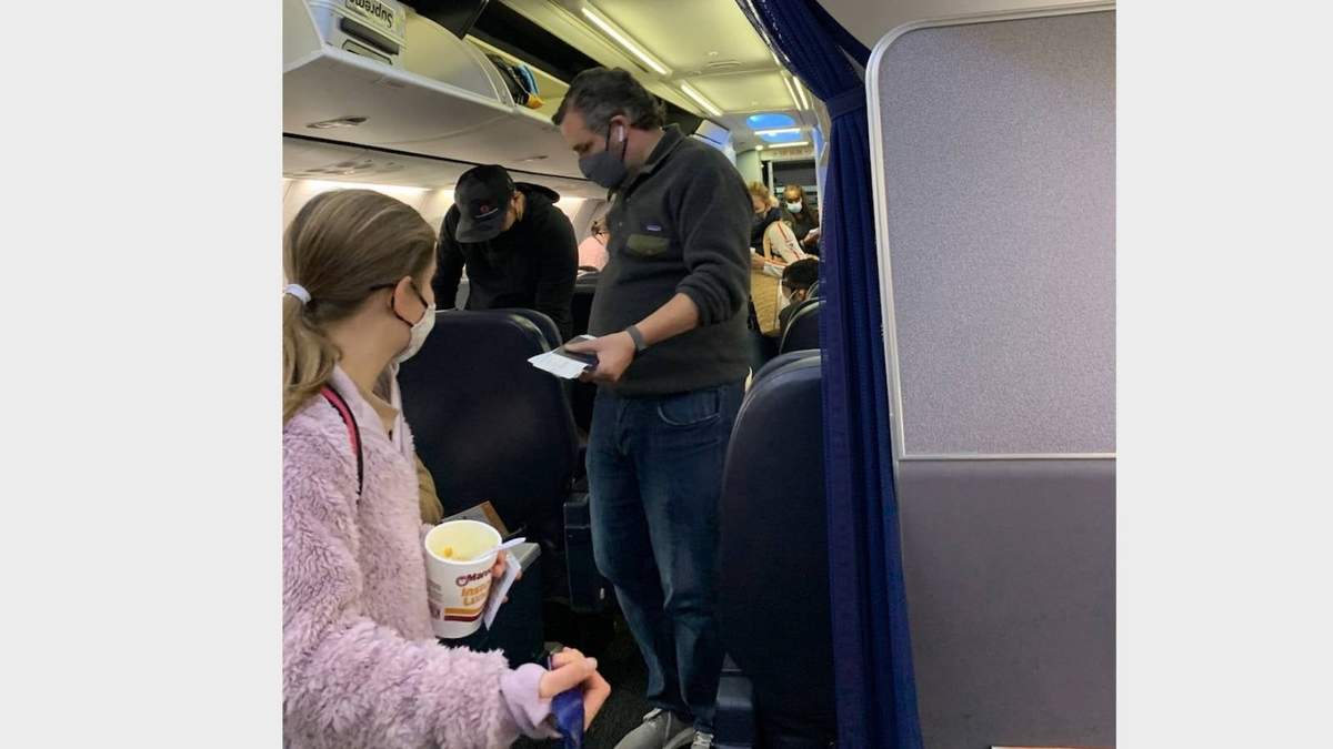 Ted Cruz, captado en el interior del avión