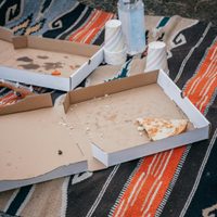 Convertí una caja de pizza en el tesoro decorativo que le falta a tu rincón favorito