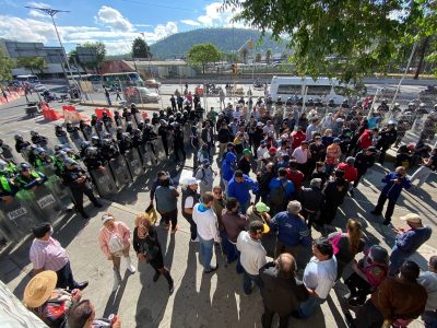 Transportistas paralizan la CDMX en demanda de un alza de tarifa (Videos)