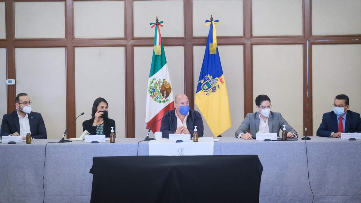 Enrique Alfaro en reunión de trabajo