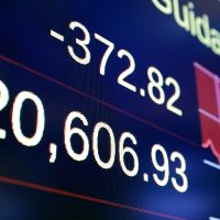 Escándalo de Trump pega al peso; dólar se oferta en $19.05