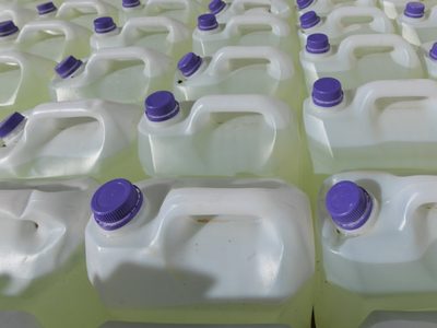 No tires los envases plásticos grandes: creá este hermoso canasto para guardar lo que gustes
