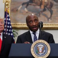 Renuncian tres asesores de Trump tras su reacción ante actos racistas