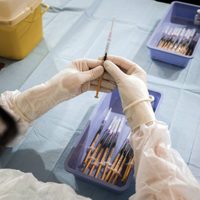 30 casos de coagulación sanguínea en Reino Unido tras la vacuna de AstraZeneca