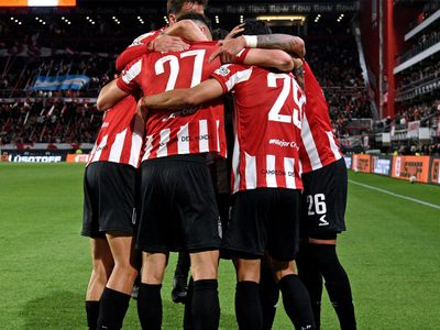 Estudiantes, cerca de la cima tras derrotar a Defensa y Justicia