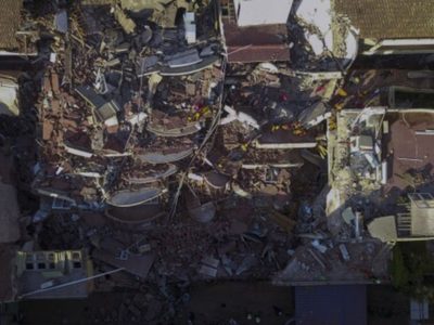 Rescatistas buscan a personas atrapadas en hotel derrumbado en Argentina