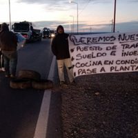 Hospitalarios despedidos vuelven a cortar la Ruta 22 en Plaza Huincul