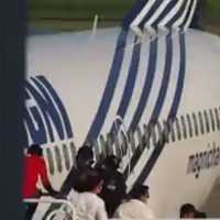 Migrante haitiano salta de escaleras de avión y sale corriendo