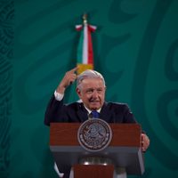 AMLO critica al INE por multa a Samuel García; apoyo de su esposa es “lo más normal”