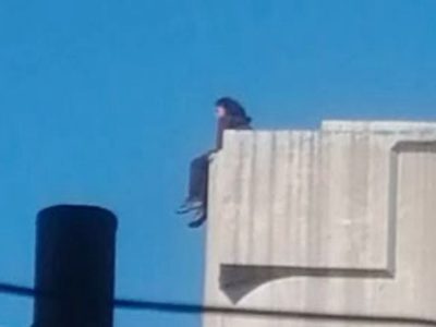 Joven se avienta desde puente vehicular de más de 15 metros, y sobrevive