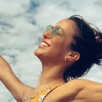 ¡Cuidado! Flor Vigna clavaba bikinazo en el mar cuando de golpe... ¡ouch qué dolor!