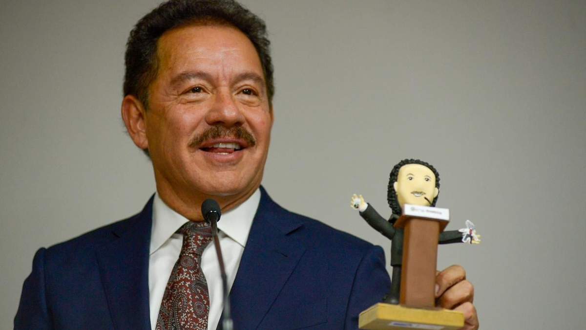 Ignacio Mier muestra el muñeco "morenachito" que recibió de regalo por el Día de la Amistad