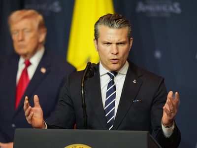 Secretario de Guerra de EU dice que líder de Irán está herido, con miedo y huyendo