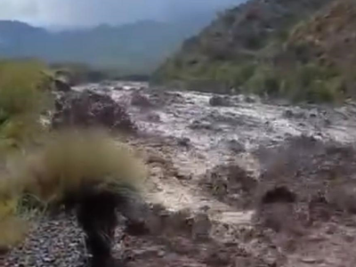 La impactante bajada de agua en el Cerro Arco en medio del temporal