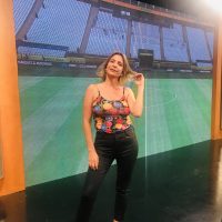 Ángela Lerena, la voz femenina del Mundial, derrocha glamour con sus mallas y bikinis