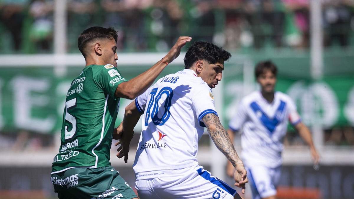 El chileno Diego Valdés fue titular en Vélez.