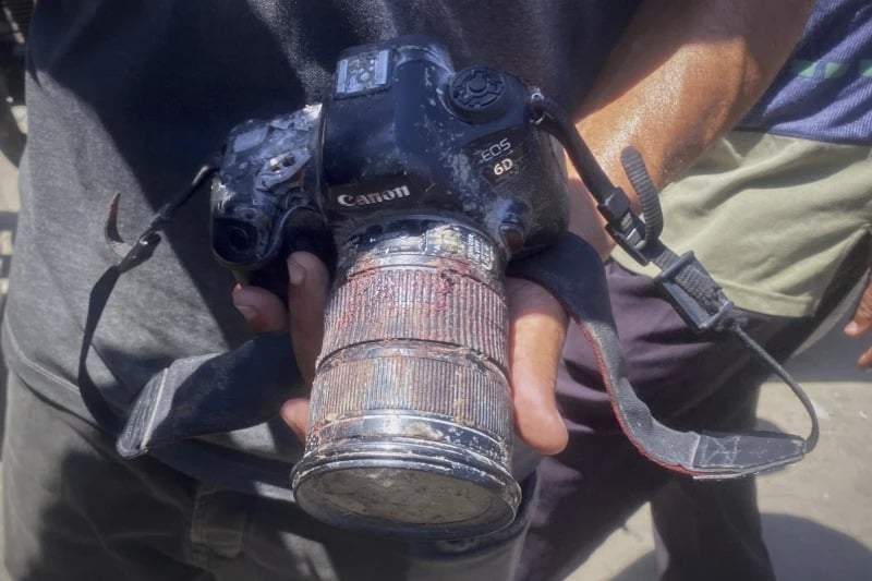 En esta foto familiar, una persona muestra la cámara manchada de sangre que portaba la periodista independiente Mariam Dagga, de 33 años, cuando murió en un doble ataque israelí contra el Hospital Nasser en Khan Younis, en el sur de la Franja de Gaza, el lunes 25 de agosto de 2025.