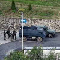 Serbios fuertemente armados se atrincheraron en un monasterio de Kosovo