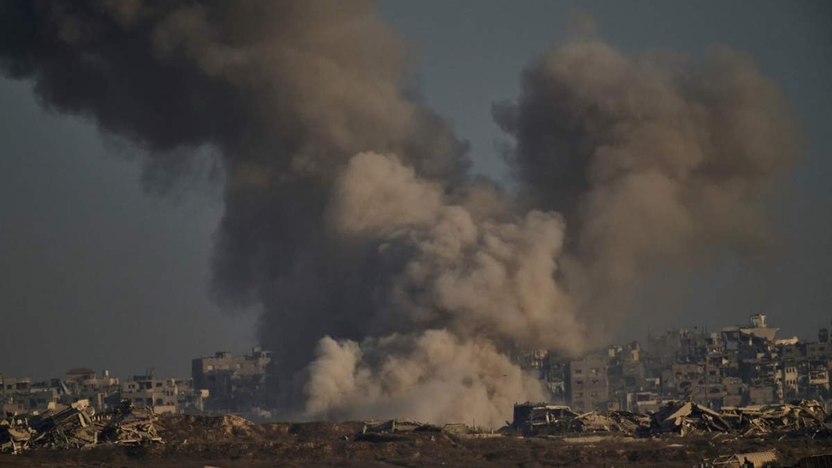 Humo alzándose tras un ataque del ejército israelí en el norte de la Franja de Gaza, visto desde el sur de Israel, el sábado 30 de agosto de 2025