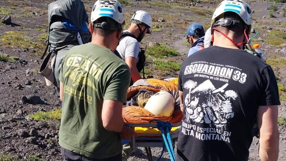 Rescatistas auxiliaron a una mujer lesionada en el Lanín. Fuente: (Parque Nacional Lanín)